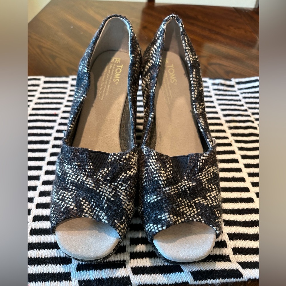 TOMS Women's Peep Toe Wedges Sandles Size 8